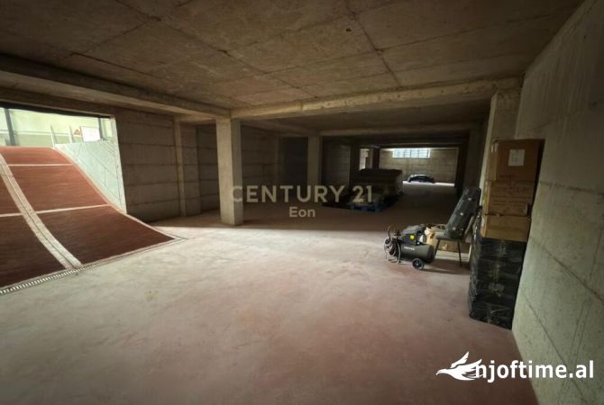 Ambiente Commerciale in Affitto 3+1 a Tirana - 2,500 Euro