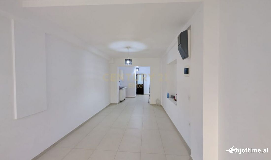 Shitet ambient 43 m2 prane rruges Myslym Shyri. 120,000 Euro