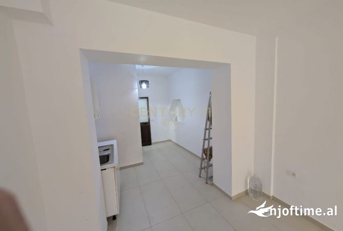 Ambiente Commerciale in Vendita 1+1 a Tirana - 120,000 Euro