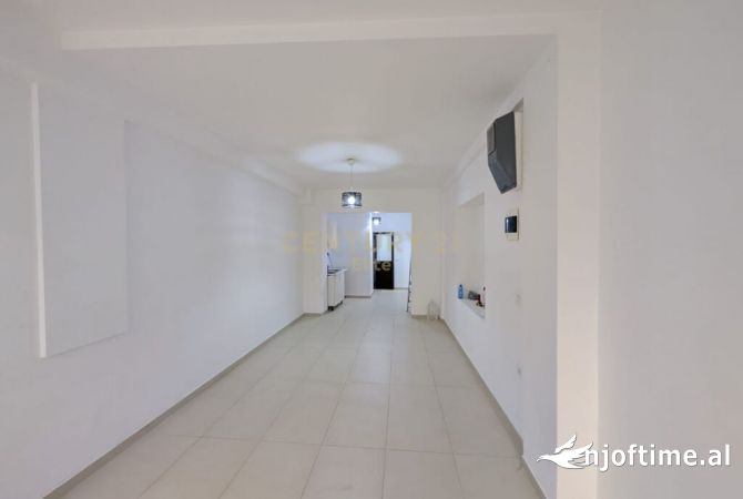 Ambiente Commerciale in Vendita 1+1 a Tirana - 120,000 Euro