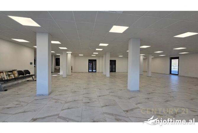 Ambiente Commerciale in Affitto 3+1 a Tirana - 2,500 Euro