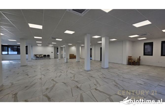 Ambiente Commerciale in Affitto 3+1 a Tirana - 2,500 Euro