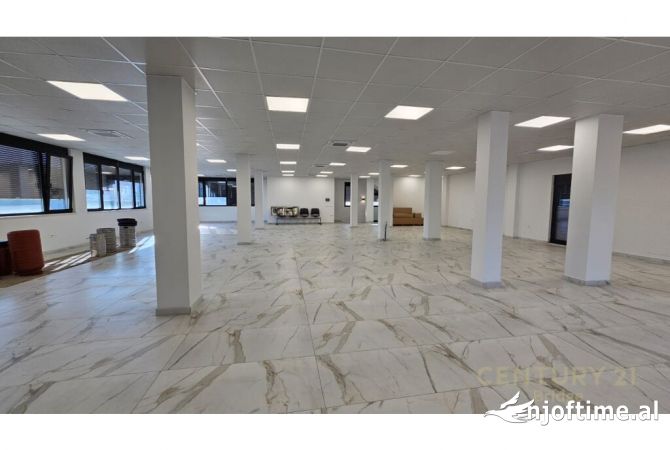 Ambiente Commerciale in Affitto 3+1 a Tirana - 2,500 Euro