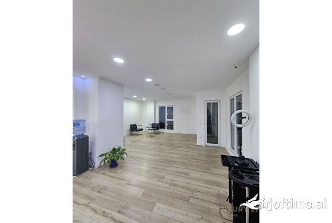Ambiente Commerciale in Affitto 3+1 a Tirana - 2,300 Euro