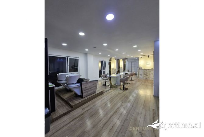 Ambiente Commerciale in Affitto 3+1 a Tirana - 2,300 Euro