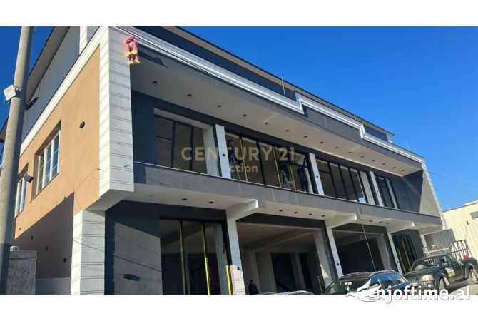 Ambiente Commerciale in Affitto 3+1 a Tirana - 5,500 Euro