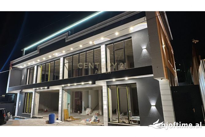 Ambiente Commerciale in Affitto 3+1 a Tirana - 5,500 Euro