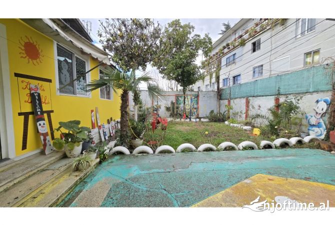 Ambiente Commerciale in Affitto 3+1 a Tirana - 1,400 Euro