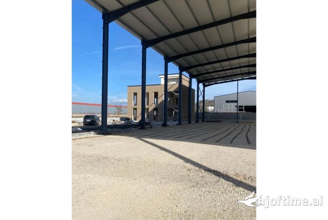 Ambiente Commerciale in Affitto 4+1 a Tirana - 7,500 Euro