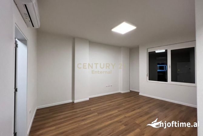 Ambiente Commerciale in Affitto 3+1 a Tirana - 1,500 Euro