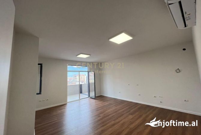 Ambiente Commerciale in Affitto 3+1 a Tirana - 1,500 Euro