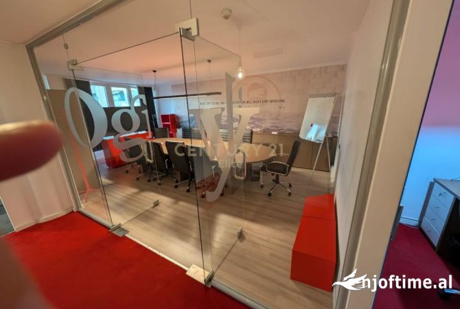 Ambiente Commerciale in Affitto 3+1 a Tirana - 2,350 Euro