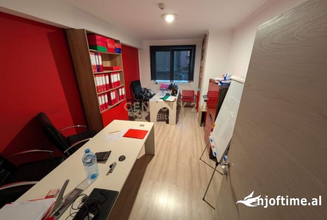 Ambiente Commerciale in Affitto 3+1 a Tirana - 2,350 Euro
