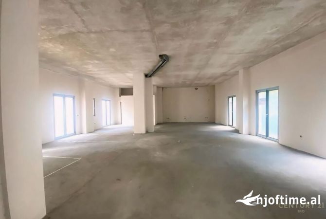 Ambiente Commerciale in Affitto 3+1 a Tirana - 3,100 Euro