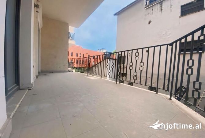 Ambiente Commerciale in Affitto 3+1 a Tirana - 3,100 Euro