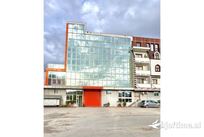 Ambiente Commerciale in Affitto 1+1 a Tirana - 8,700 Euro