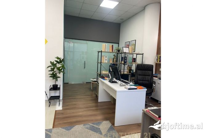 OKAZION! Ambient Komercial per Shitje tek Qendra Tregtare Olympia, Sheshi Willson 140,000 Euro