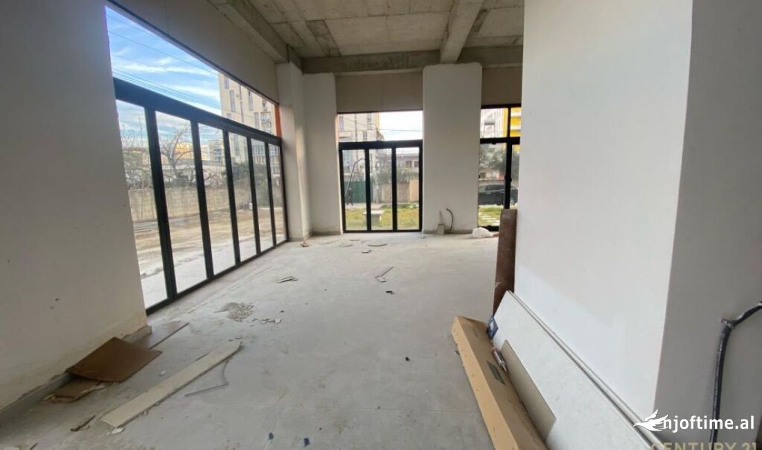 Ofrojme ambient komercial per qira prane Rruges Dritan Hoxha! 1,200 Euro /Muaj