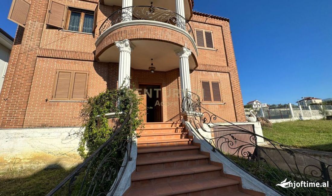 Shtepi me qera Vila Luksoze ne Tirane, 4+1, Mobilimi E mobiluar, Pagesa 800  Euro.