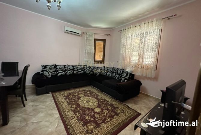 Shtepi me qera Vila Luksoze ne Tirane, 4+1, Mobilimi E mobiluar, Pagesa 800  Euro.