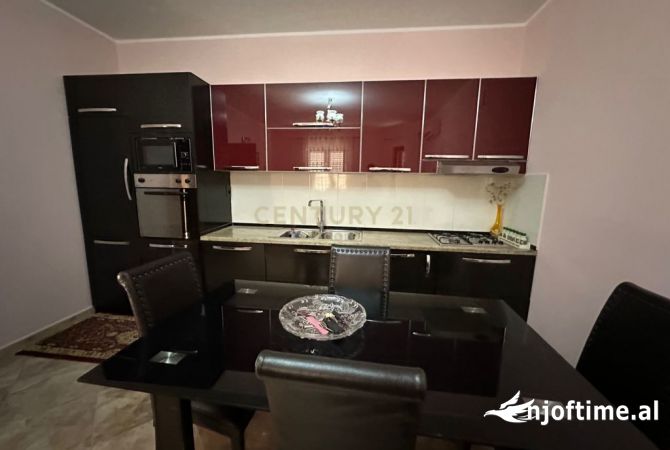 Shtepi me qera Vila Luksoze ne Tirane, 4+1, Mobilimi E mobiluar, Pagesa 800  Euro.