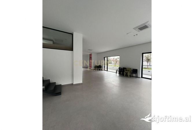 Jepet me qira Ambient Biznesi open space 3,000 Euro /Muaj