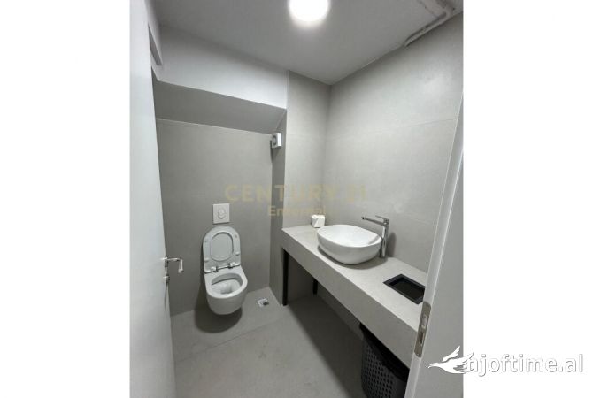 Jepet me qira Ambient Biznesi open space 3,000 Euro /Muaj