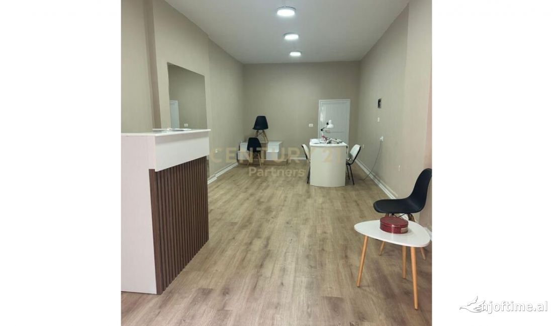 NJESI KOMERCIALE NE SHITJE TEK KOMUNA E PARISIT! 