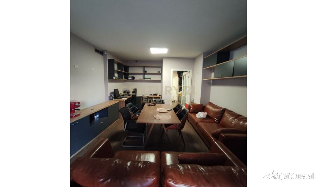 Dyqan per shitje prane Medresese, 30 m nga rruga e Dibres. 