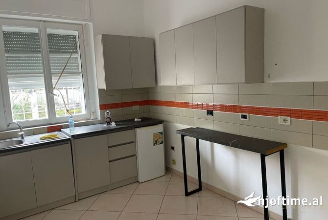 Ambiente Commerciale in Affitto 3+1 a Tirana - 2,300 Euro