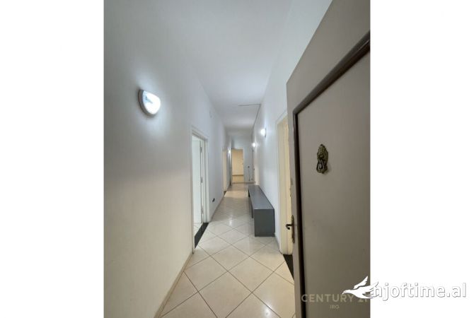 Ambiente Commerciale in Affitto 3+1 a Tirana - 2,300 Euro