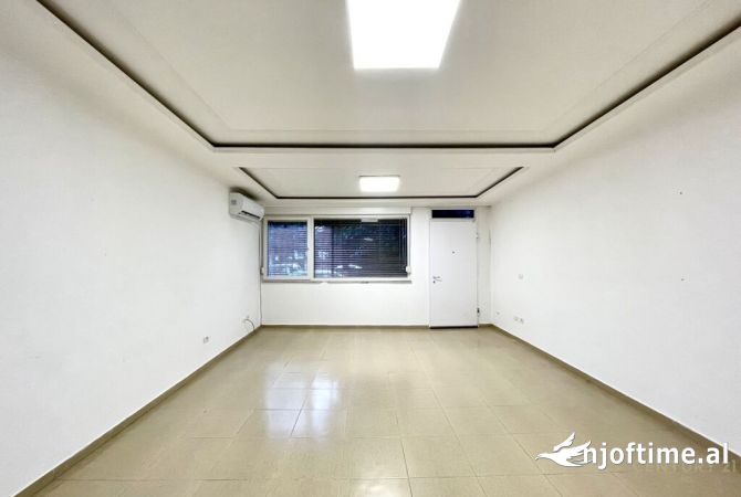 Ambiente Commerciale in Affitto 3+1 a Tirana - 2,300 Euro