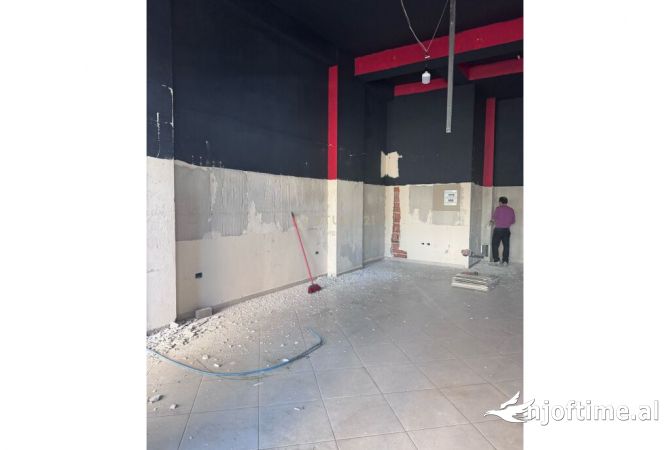 Ambiente Commerciale in Affitto 1+1 a Tirana - 1,000 Euro