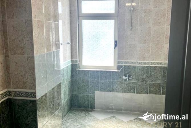 Ambiente Commerciale in Affitto 3+1 a Tirana - 1,200 Euro