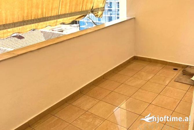 Ambiente Commerciale in Affitto 3+1 a Tirana - 1,200 Euro