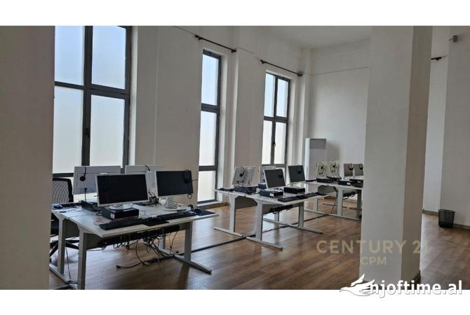 Ambiente Commerciale in Affitto 1+1 a Tirana - 1,700 Euro