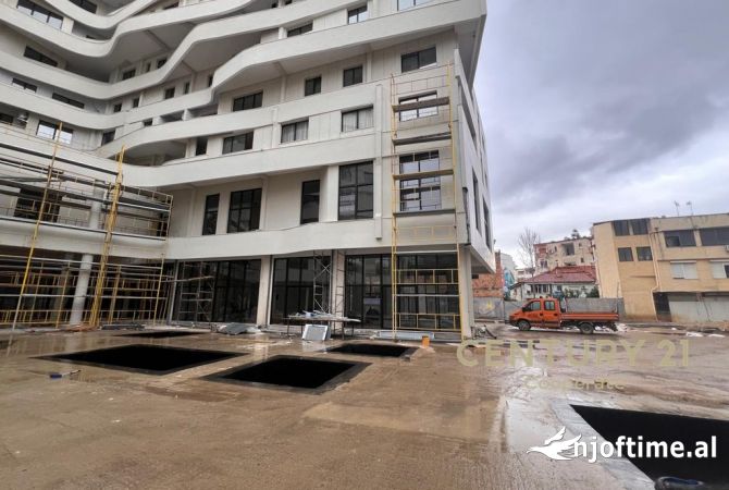 Ambiente Commerciale in Affitto 1+1 a Tirana - 1,760 Euro