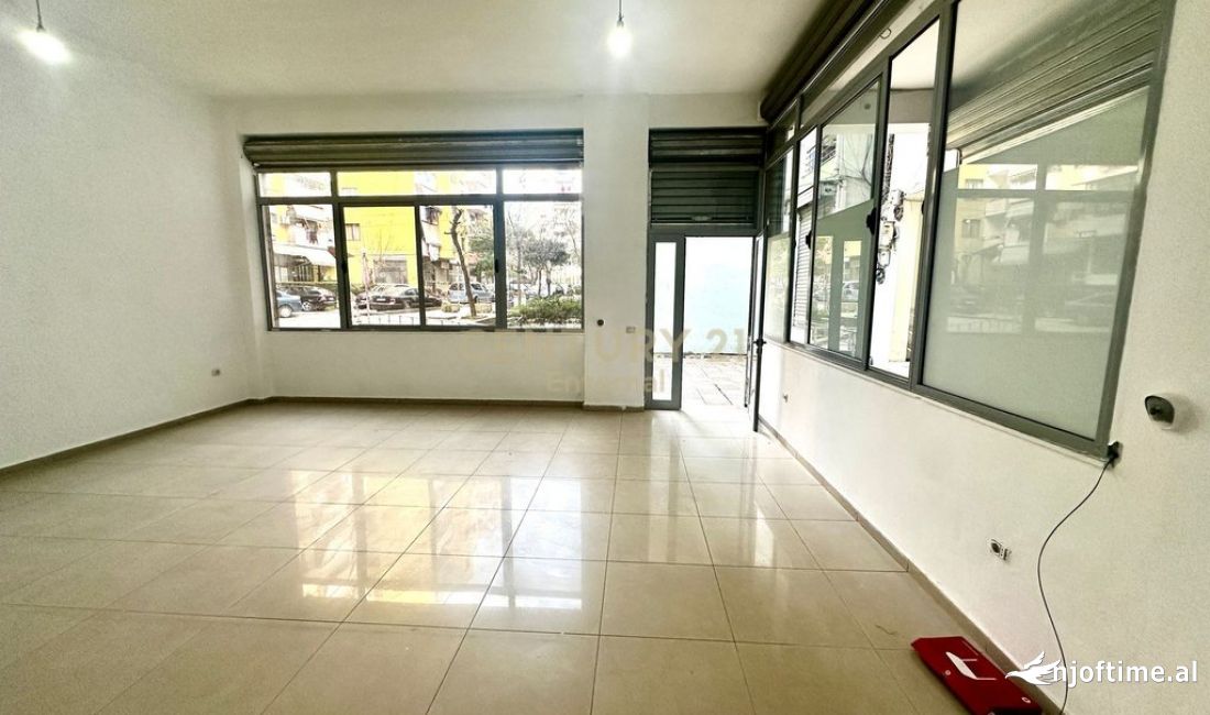 Shitet njesi ne Yzberisht 50 m2 me fasade xhami 