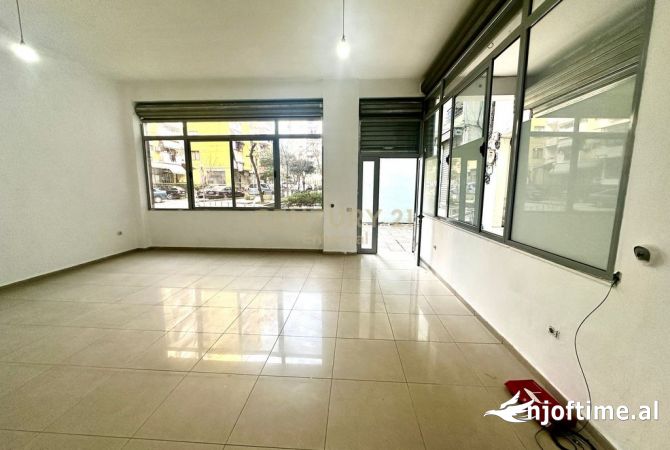 Shitet njesi ne Yzberisht 50 m2 me fasade xhami 