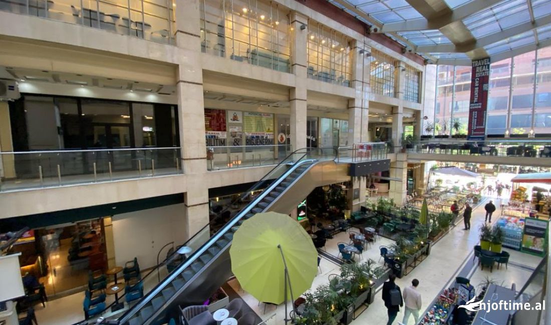 TEK RRUGA E BARRIKADAVE ,QENDRA GALERIA SHESIM NJESI BIZNESI 