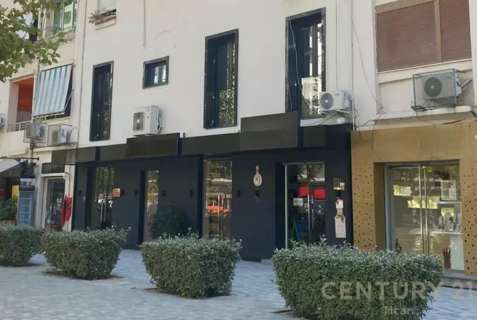 Shitet dyqan buze rruge tek Bulevardi kryesor ne Vlore! 