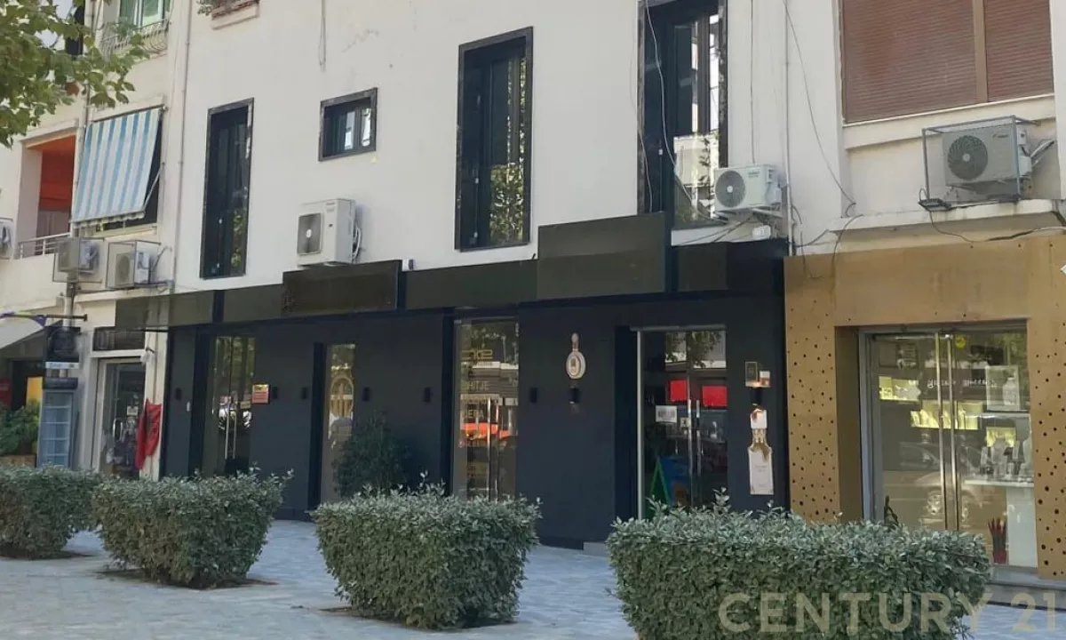 Shitet dyqan buze rruge tek Bulevardi kryesor ne Vlore! 