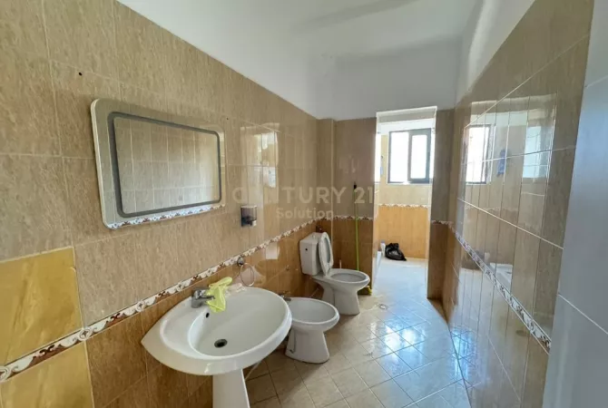 JEPET PER QIRA APARTAMENT 3+1 PER BIZNES PAS BARONESHES !850 Euro /Muaj