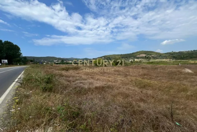 Shitet Tokë në Gjirin e Lalzit 