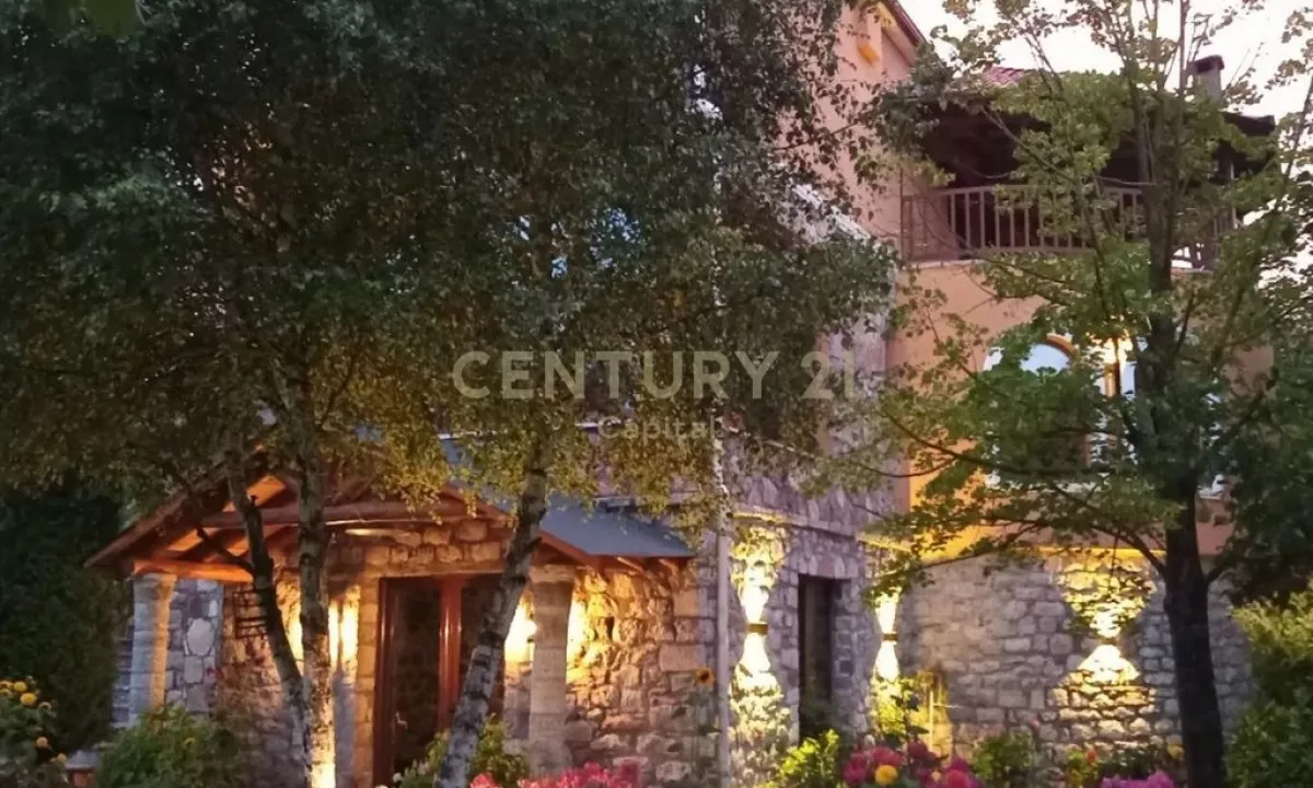 Super hotel ne shitje ne Voskopoje. Mundesi shume e mire investimi! 