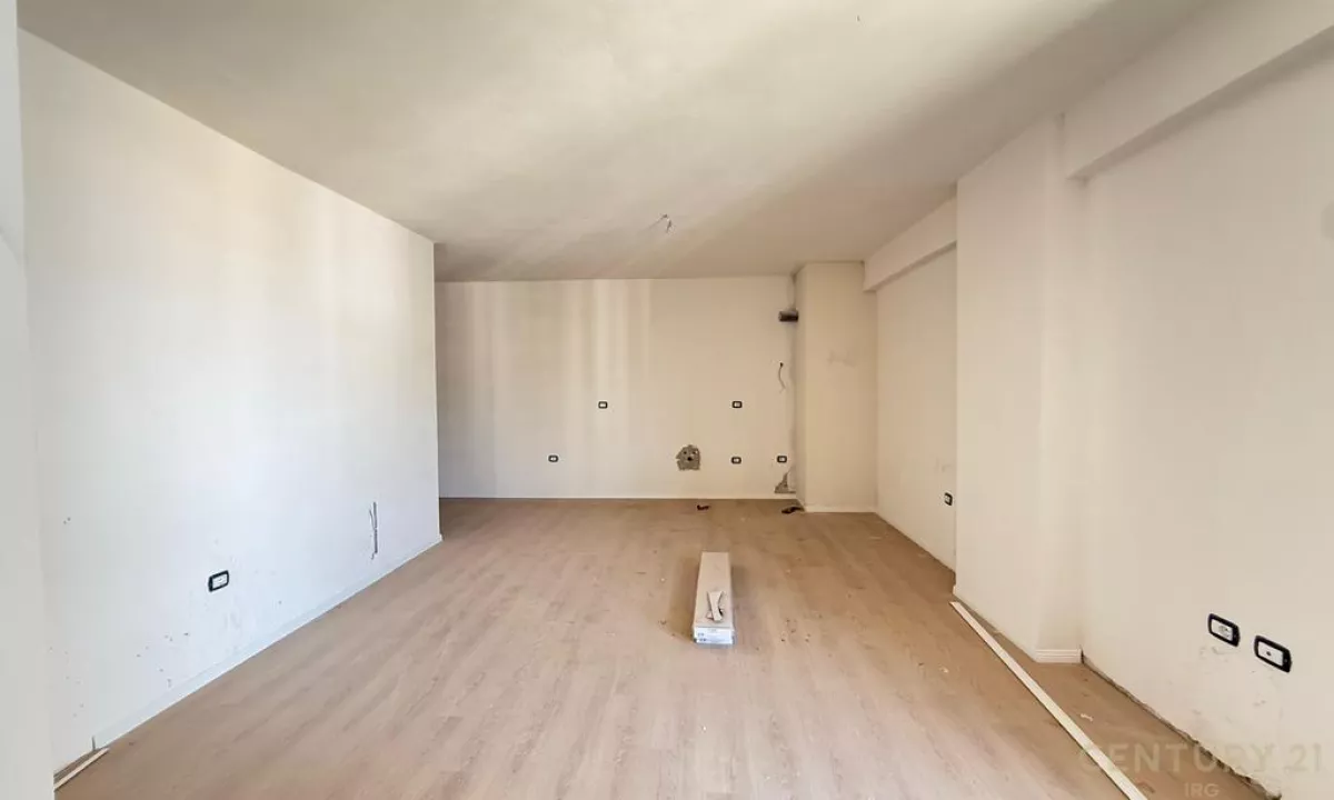 Shtepi ne shitje Apartament ne Tirane, 2+1, Mobilimi Bosh, pa mobiluar, Pagesa 137,000  Euro.