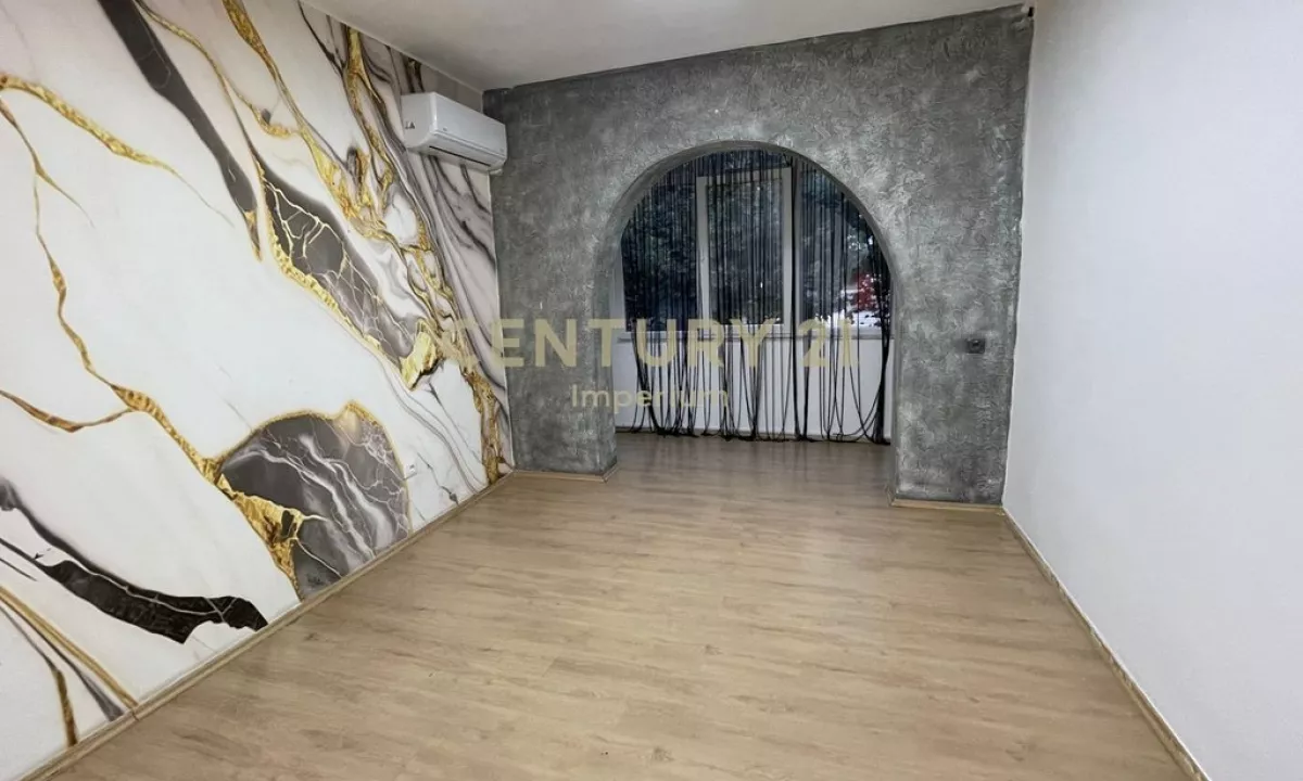 Ambient komercial me Qira ne Rrugen e Kavajes, Perballe Square 21! 