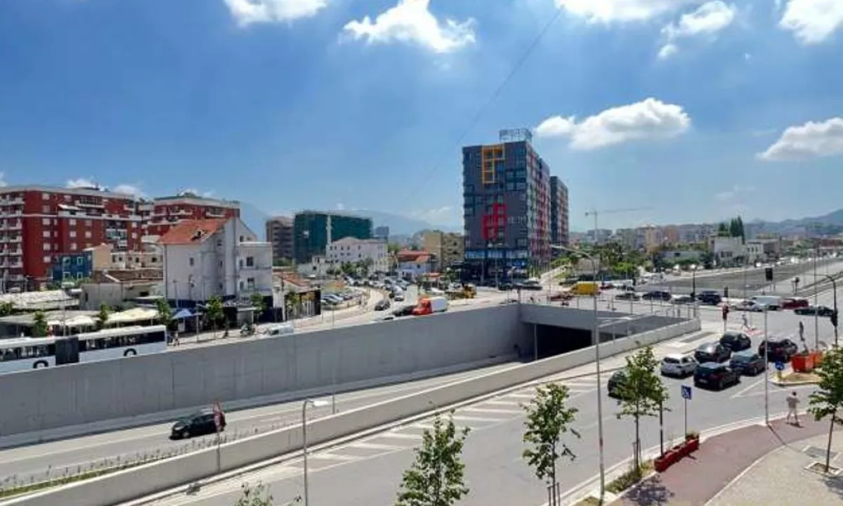 AMBJENT KOMERCIAL PER QIRA NE UNAZEN E RE! 