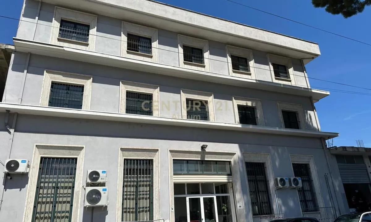 JEPET ME QIRA GODINE KOMERCIALE NE LAPRAKE RRUGA DRITAN HOXHA!