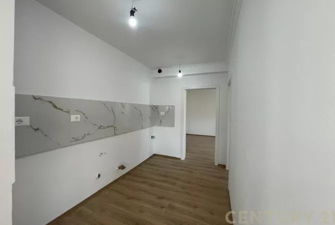 Shtepi ne shitje Apartament ne Tirane, 2+1, Mobilimi Bosh, pa mobiluar, Pagesa 165,000  Euro.